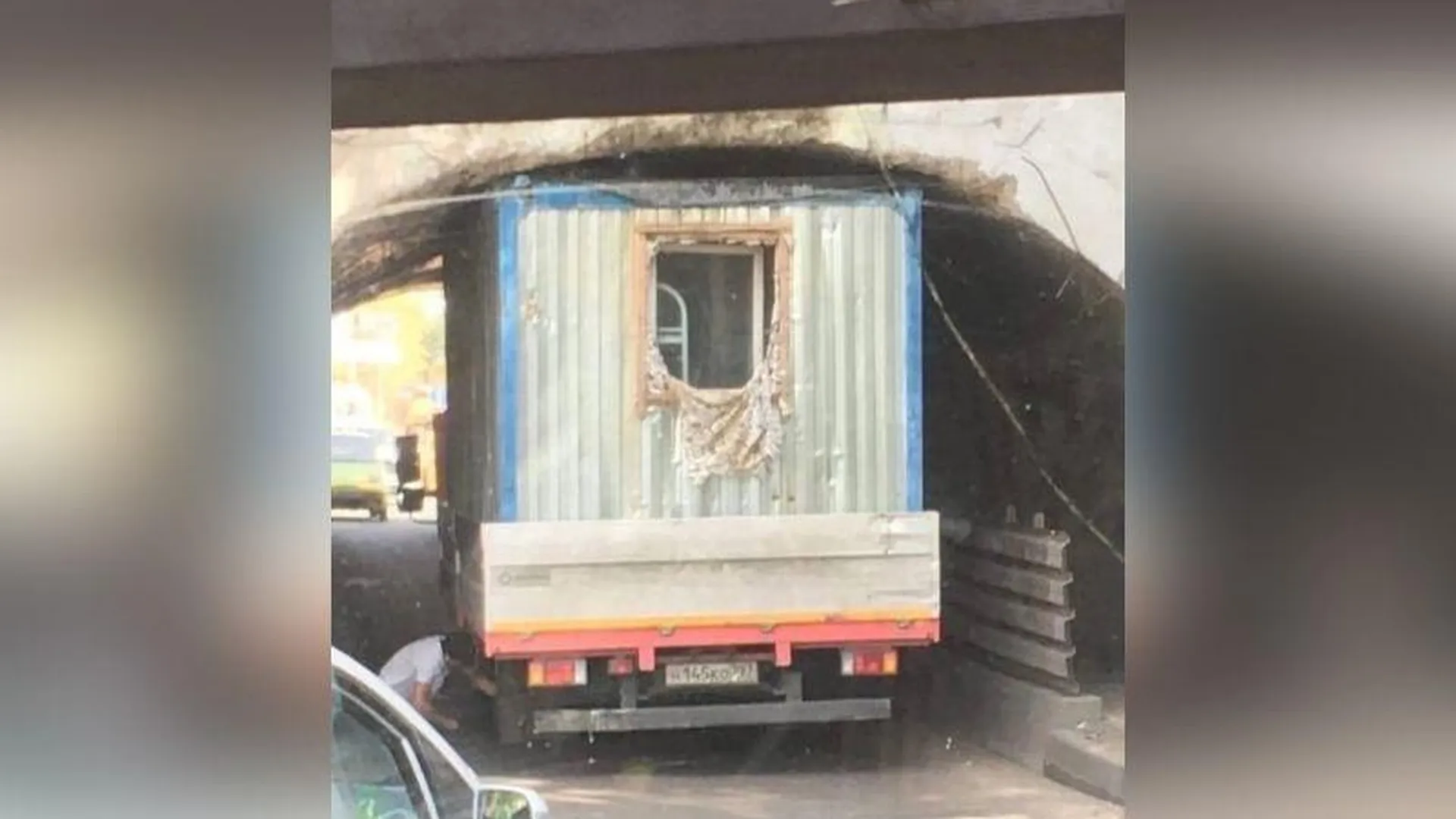 Грузовик застрял в тоннеле под железнодорожными путями в Люберцах
