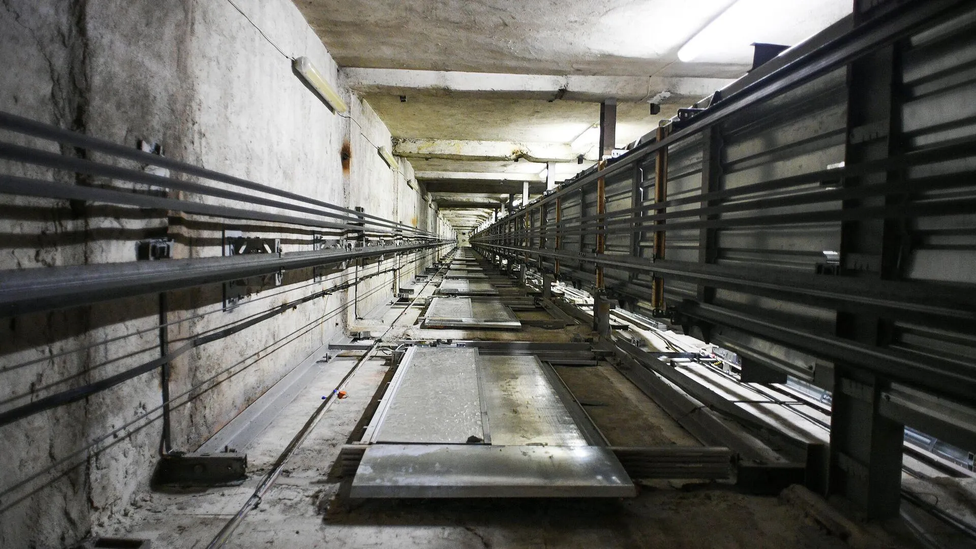 Женщина рухнула в шахту лифта в Москве