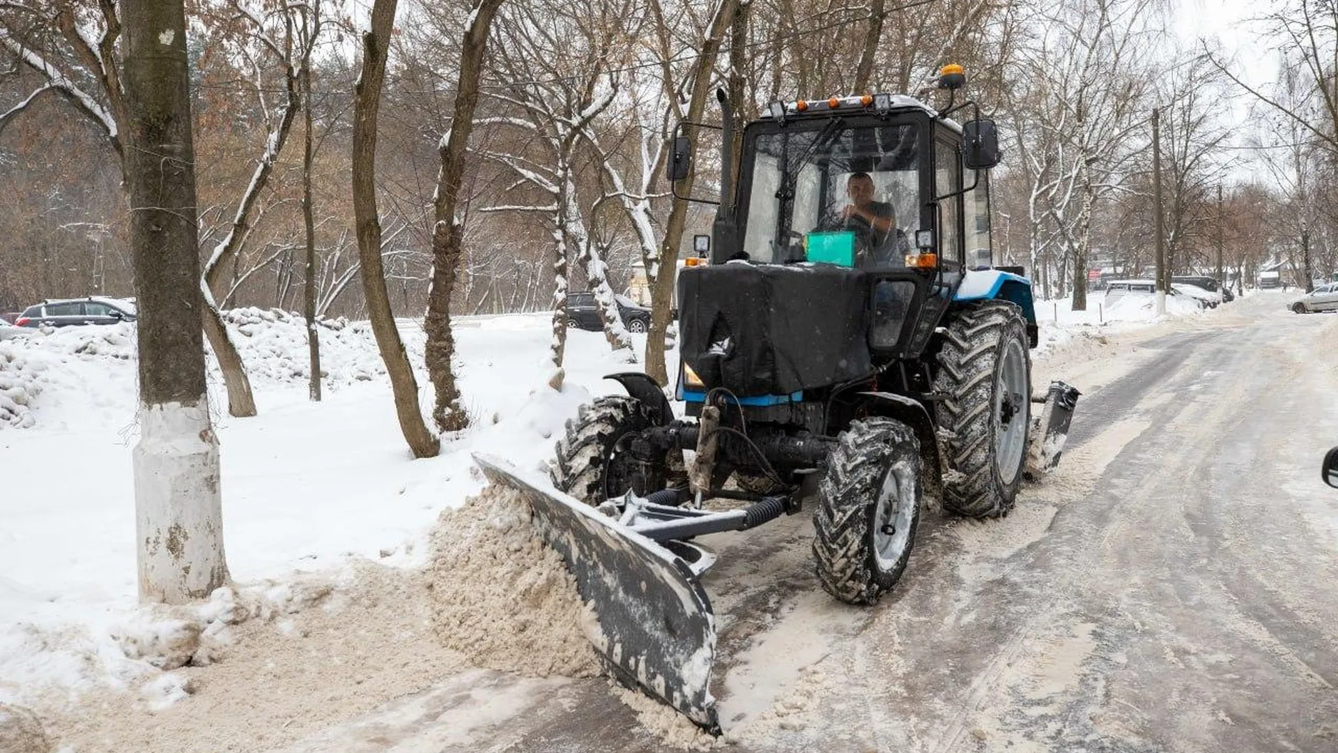 В городском округе Подольск «Мосавтодор» и муниципальные службы усиленно работают во время сильного снегопада
