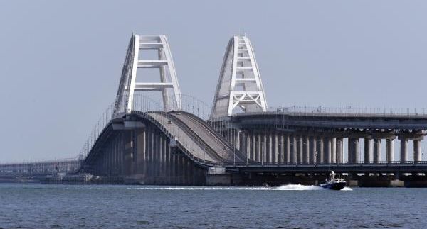 Транспорт по Крымскому мосту пустили после небольшого перерыва утром 3 августа