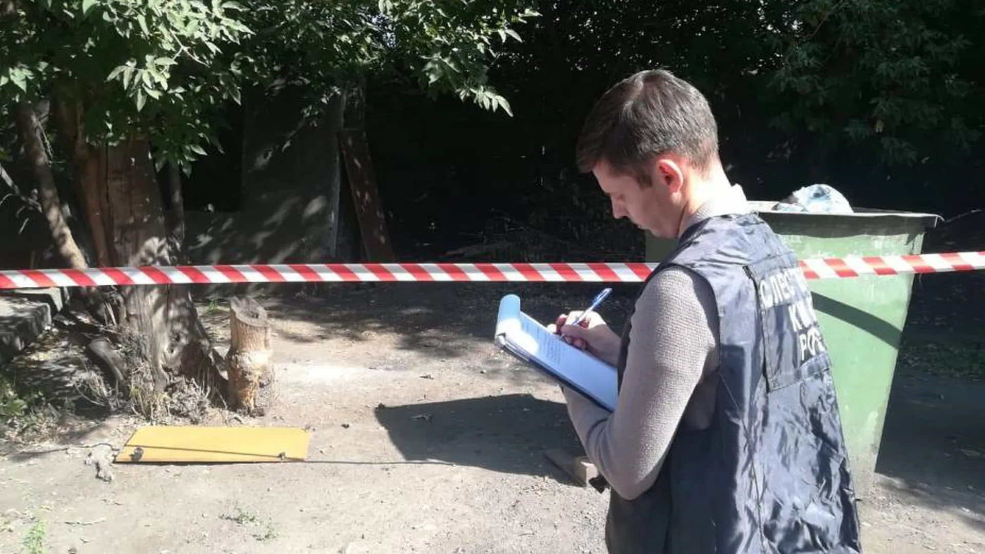 СК показал кадры допроса подозреваемого в убийстве девочек в Кузбассе