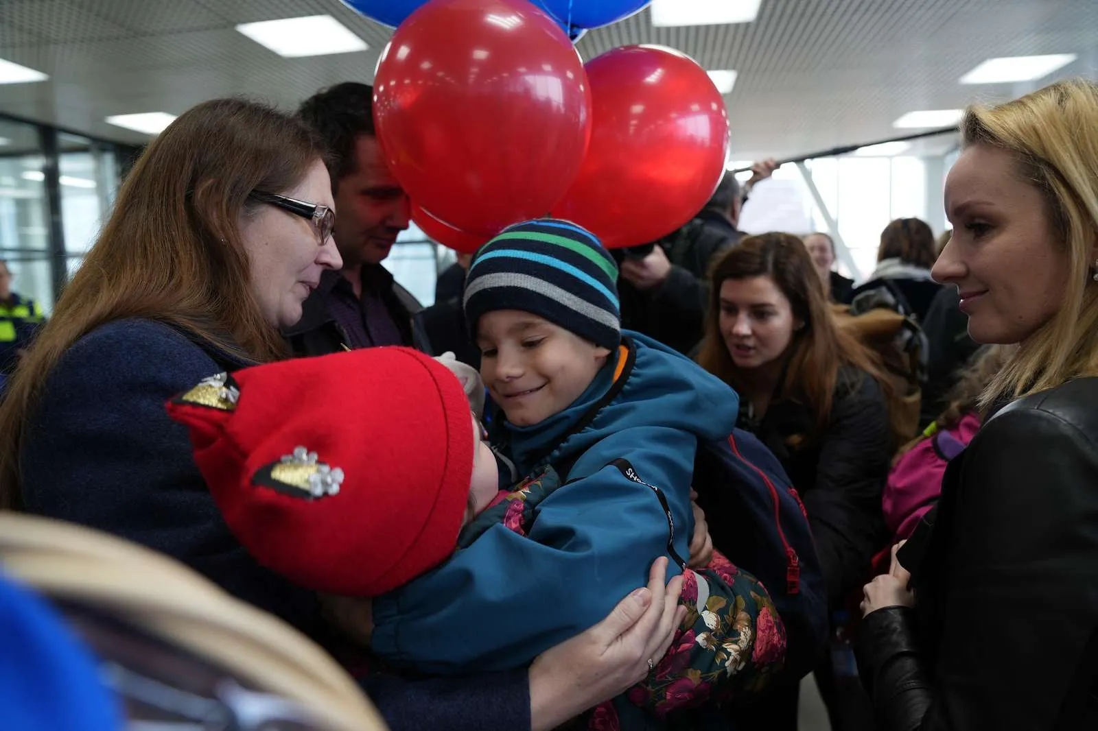 Семьи Московской области взяли под опеку детей Донбасса: как работает  программа помощи сиротам | 360°