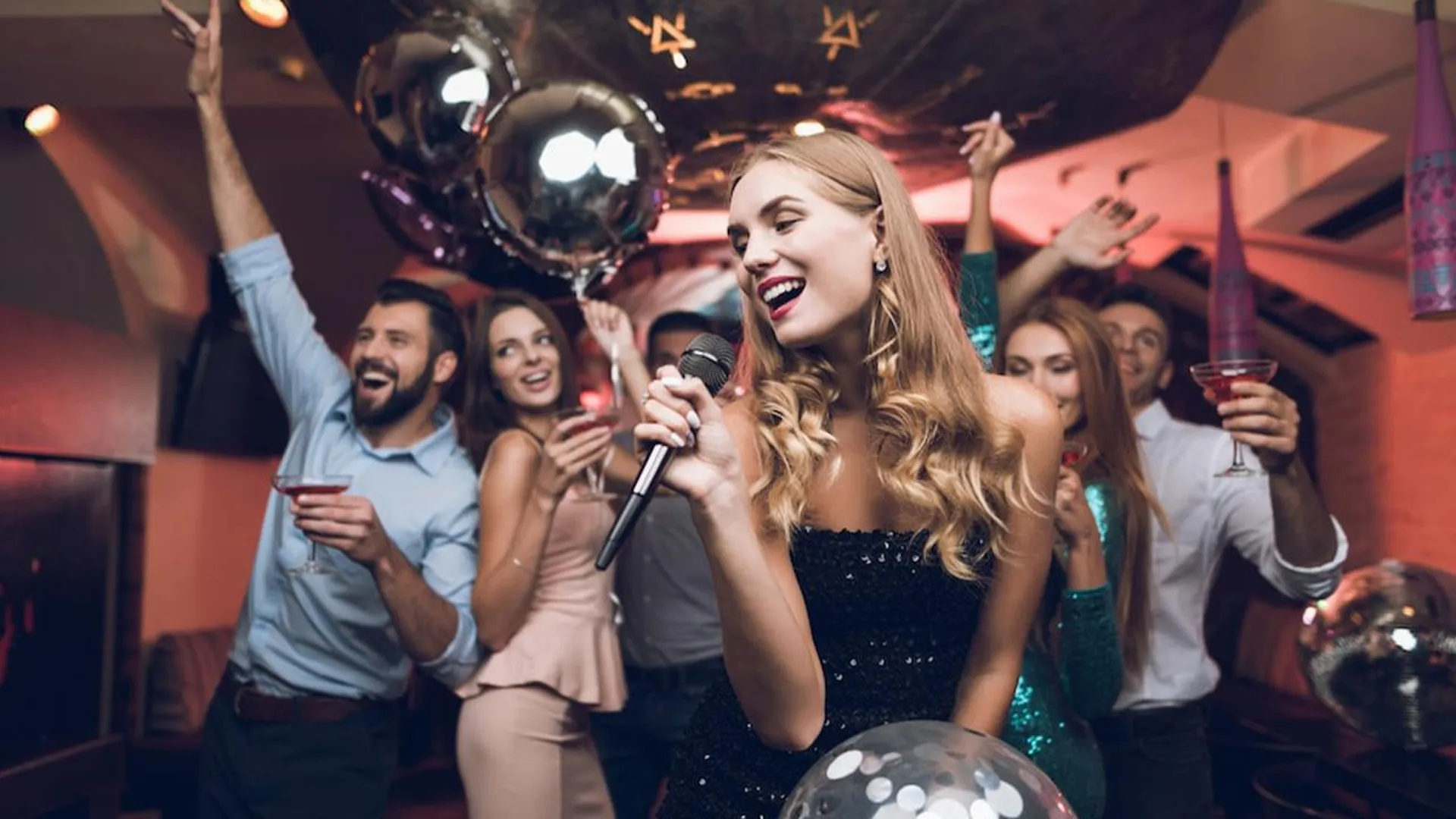 «Такие зазывалы могут быть преступниками»: россияне рекомендовали женщинам не ходить на вечеринки с «блогерами»
