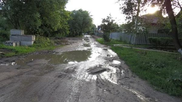 Участок между улицами в Подольске после дождя превращается в болото