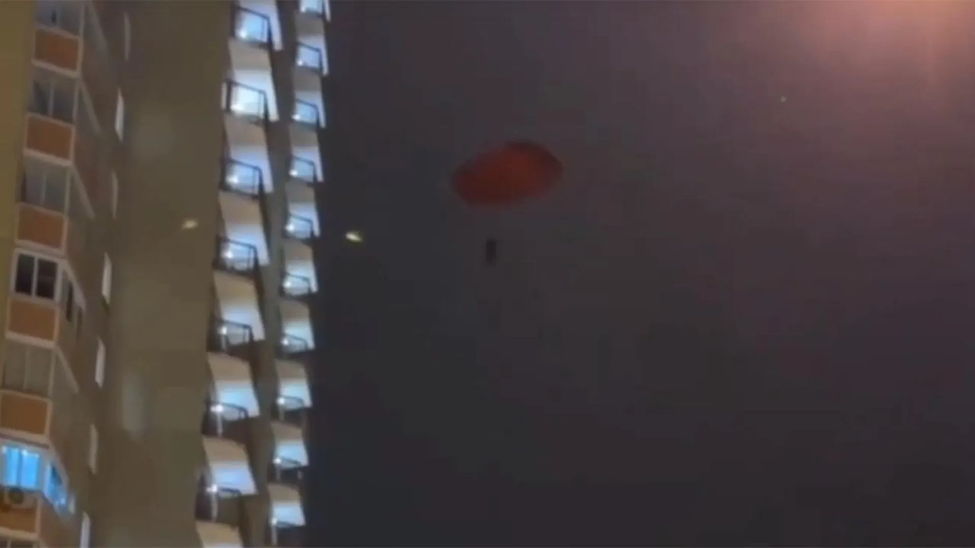 «Русская рулетка»: выяснилось, накажут ли мужчину, прыгнувшего с парашютом с балкона в Подмосковье