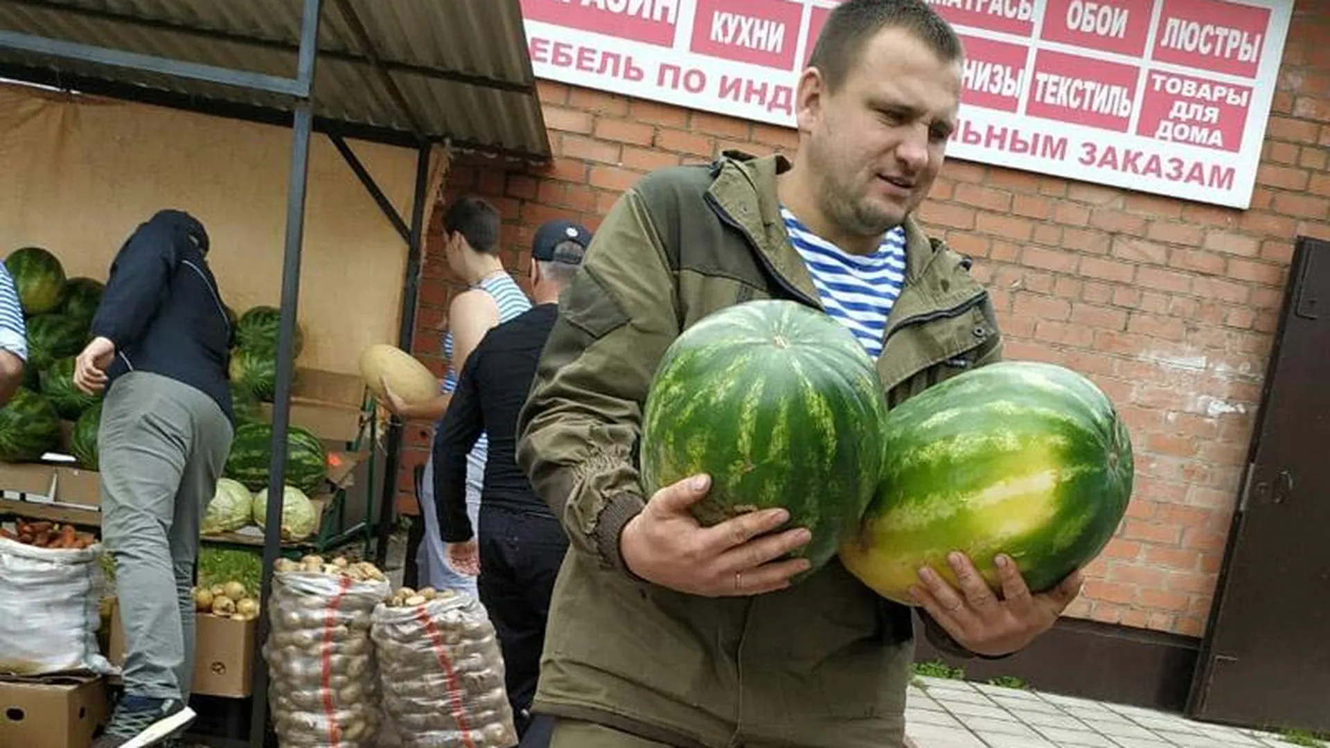 Бывшие десантники в Подмосковье отняли у торговца почти тонну арбузов и подарили их местному дому ребенка