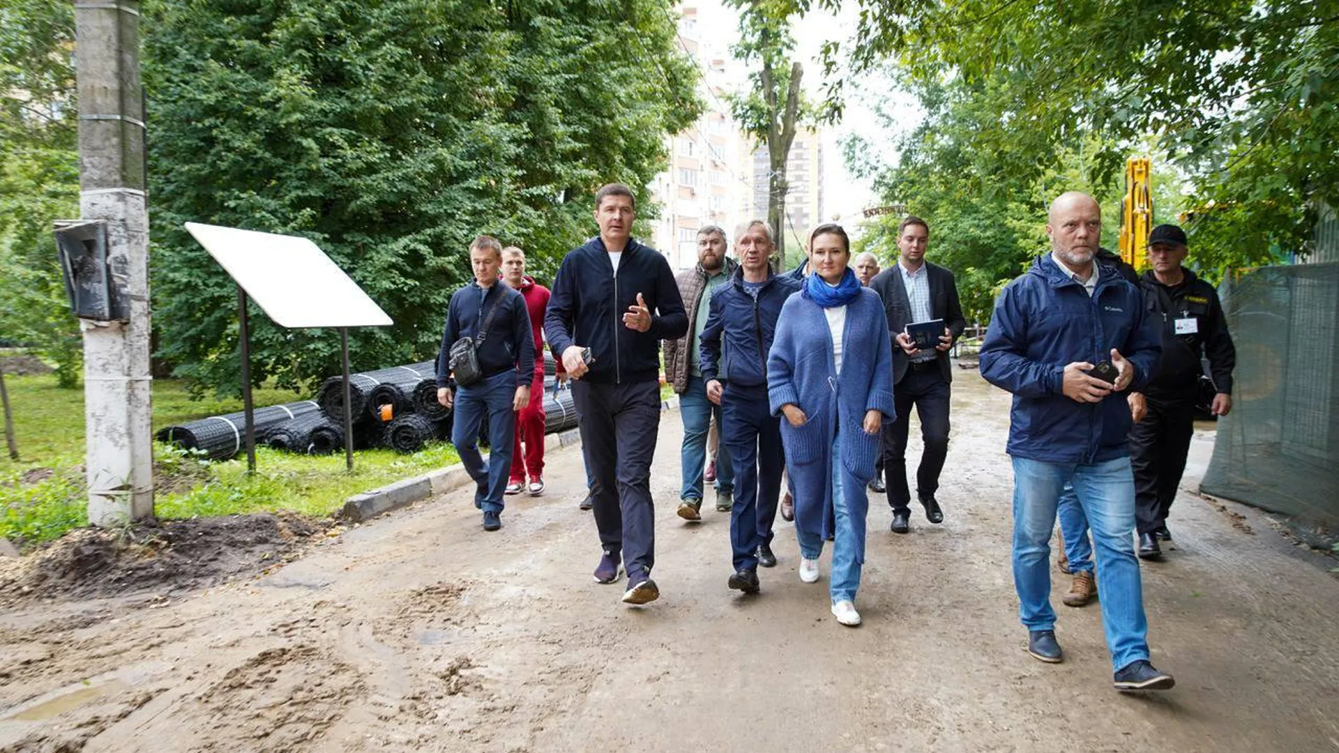 Владимир Волков и жители Люберец проверили, как проходит реновация Наташинского парка