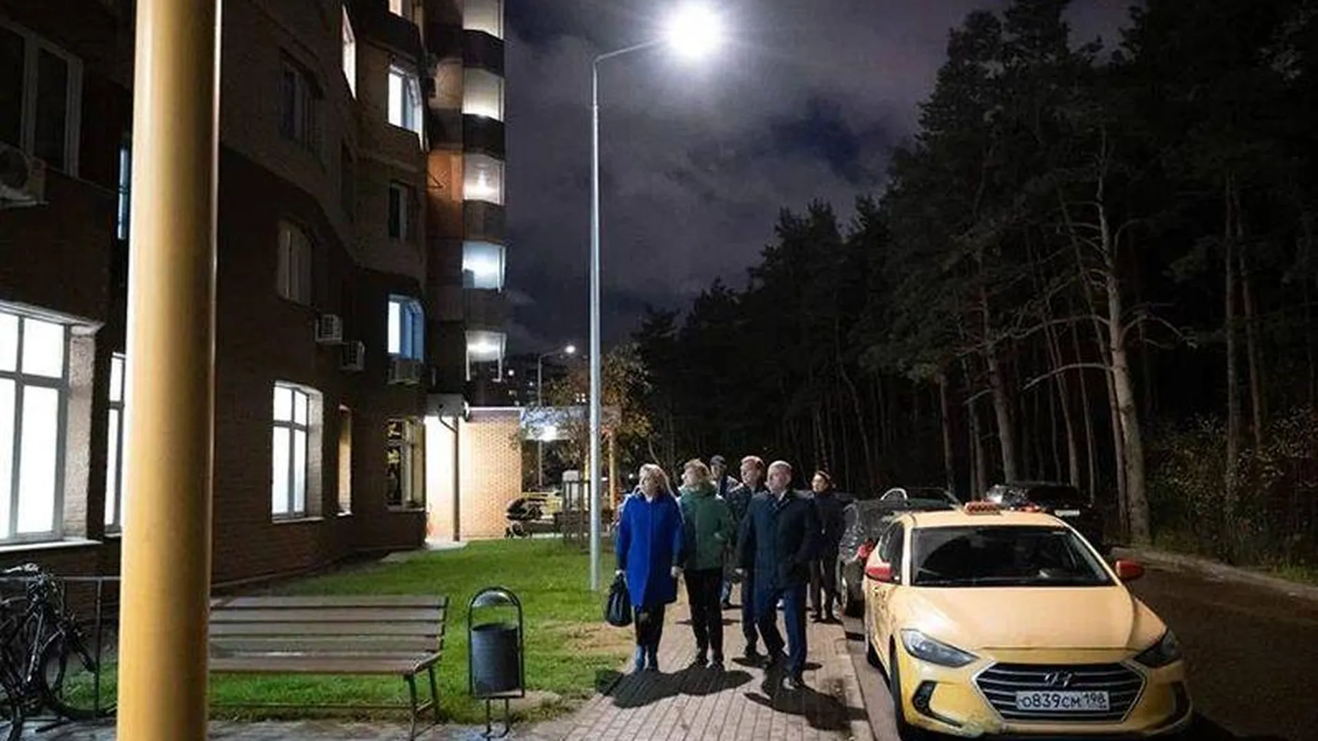 Глава Котельников осмотрел новую систему освещения возле многоэтажного дома