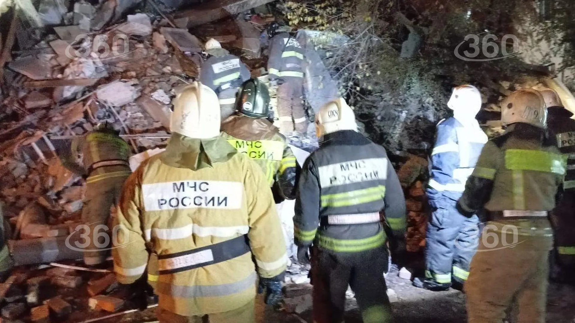 Спасатели начали разбор завалов в Астрахани при помощи техники