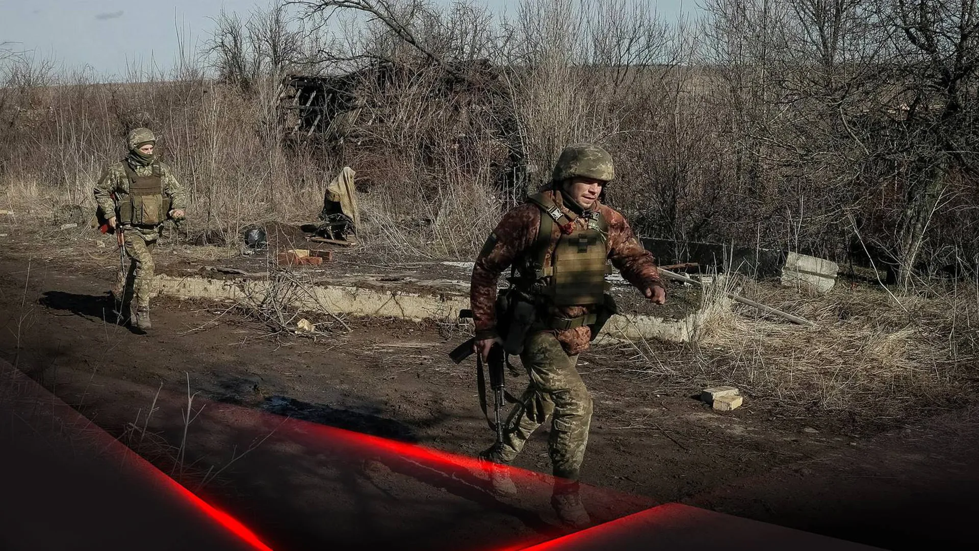 Украинские военнослужащие бегут, отступая