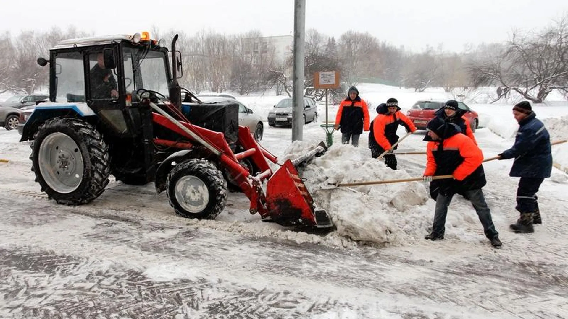 Более 7 тыс единиц техники и 11 тыс человек разгребают снег в Подмосковье