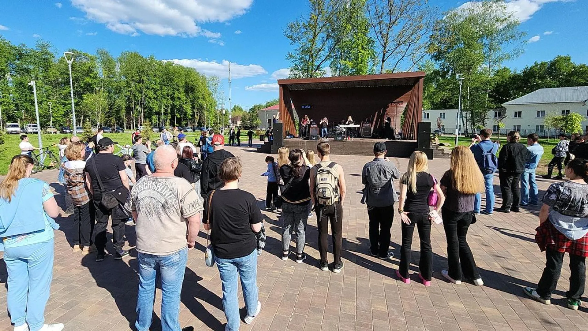 Музыкальные коллективы Подмосковья выступили на сцене в парке в Электростали