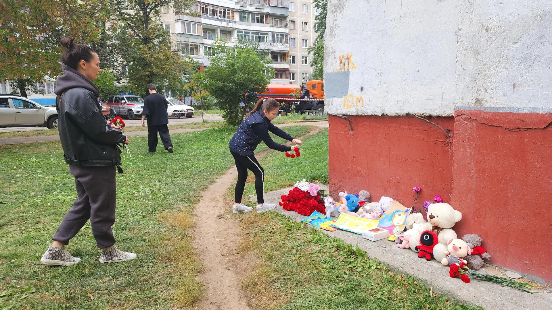 Жители Балашихи принесли цветы к стихийным мемориалам жертвам взрыва в жилом доме