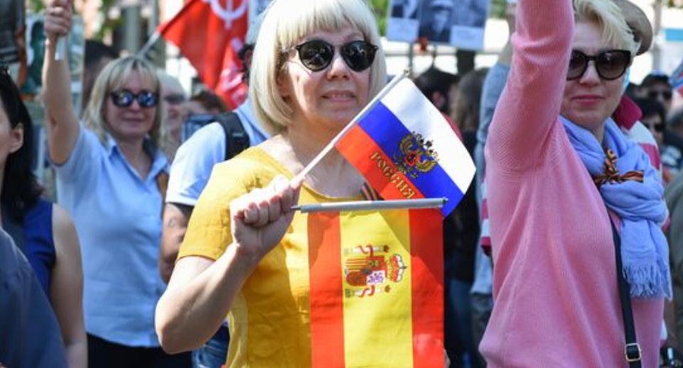 РИА «Новости»: сотни участников «Бессмертного полка» прошли по Мадриду