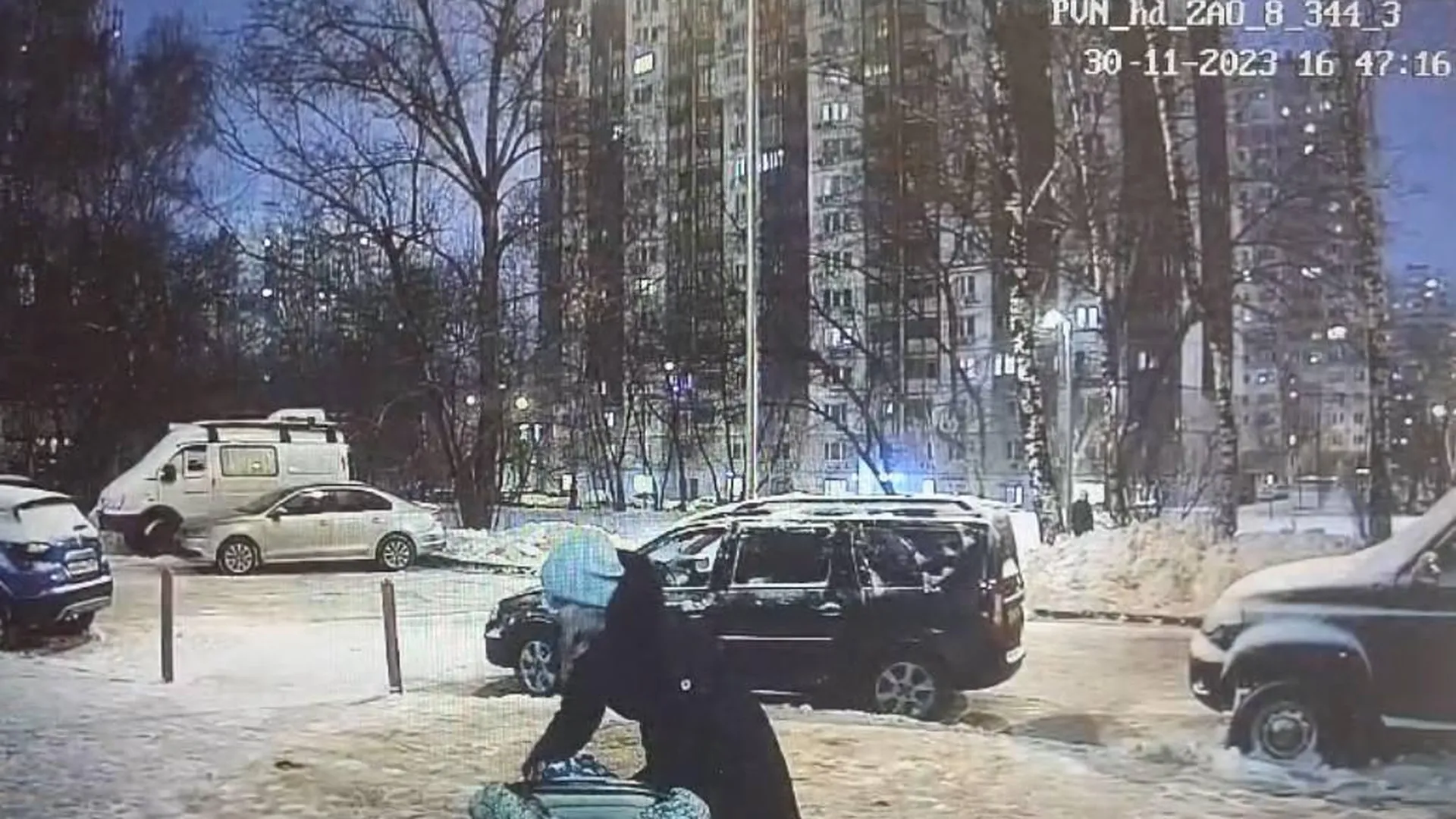 Оконная рама упала с 20-го этажа на маму с ребенком в Москве