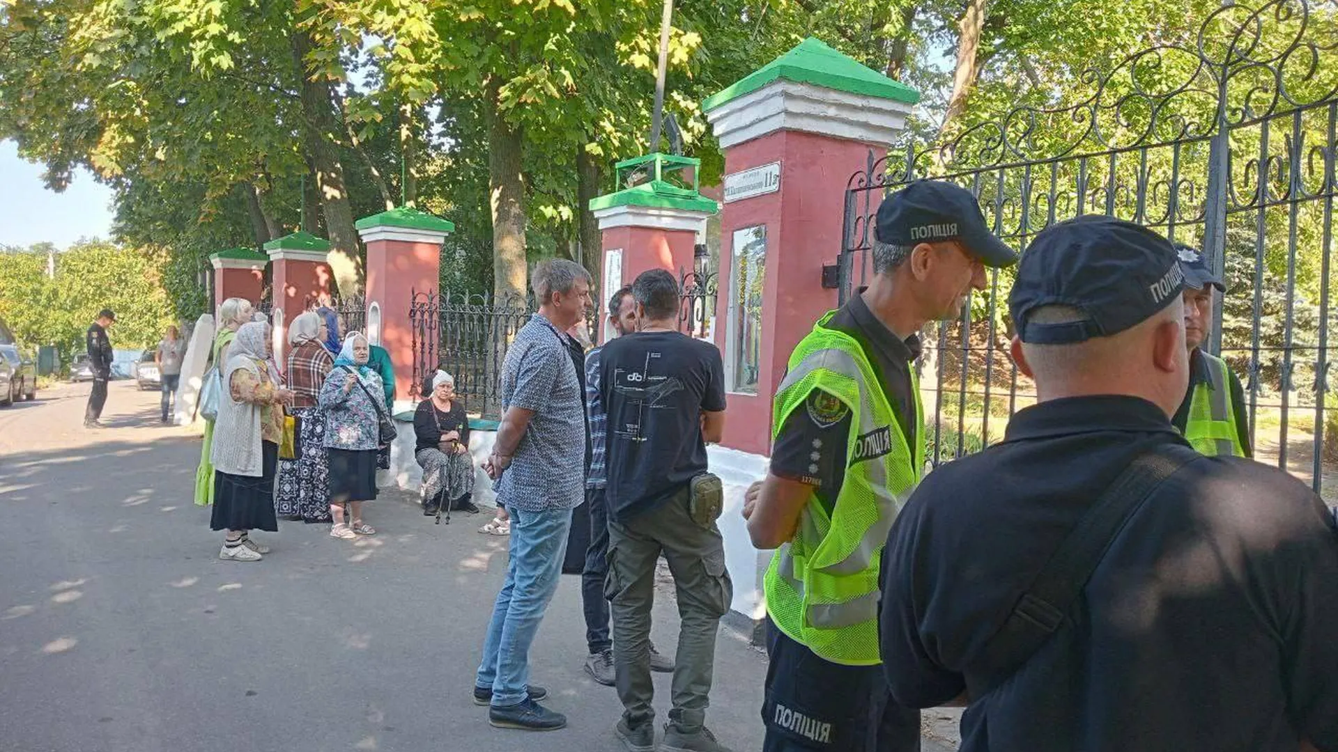 Раскольники выломали молотком дверь храма УПЦ в Вышгороде