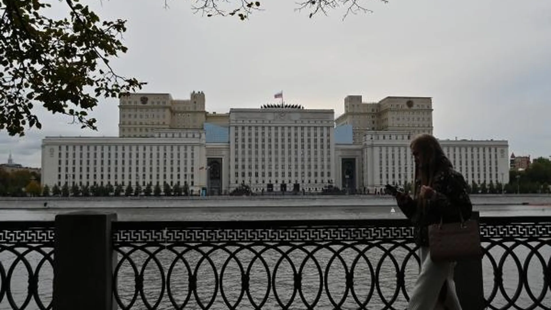 Из здания Минобороны России выбегают люди в военной форме
