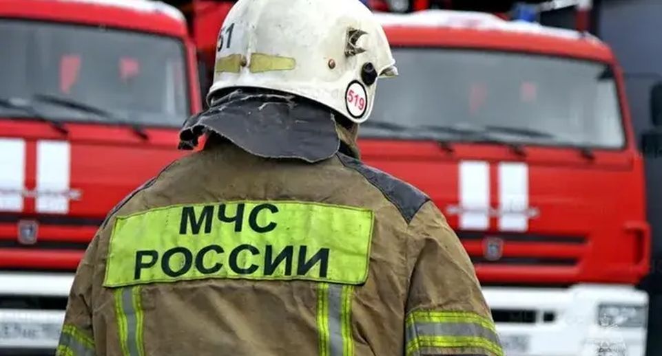 МЧС: при пожаре в жилом доме в Петербурге погиб мужчина