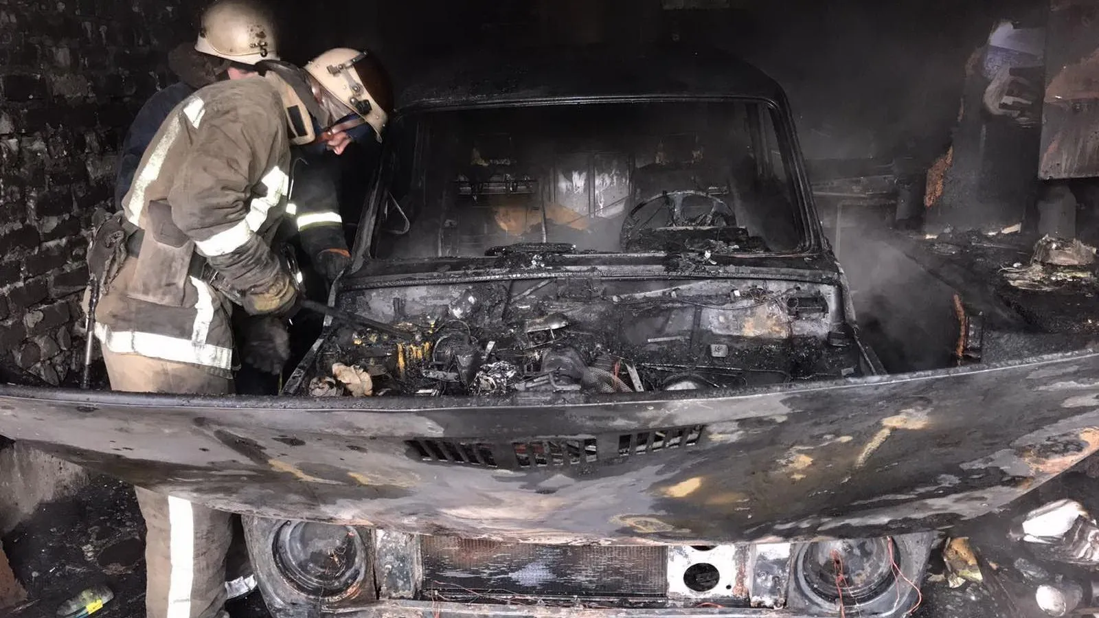 Автомобиль сгорел ночью в Люберцах, пострадал один человек
