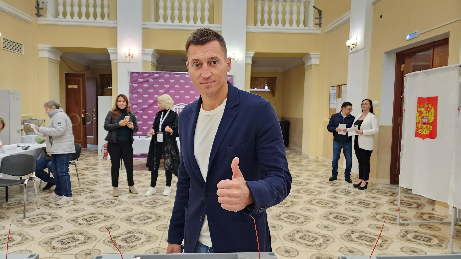 Олимпийский чемпион и депутат Мособлдумы Александр Легков проголосовал в Красноармейске