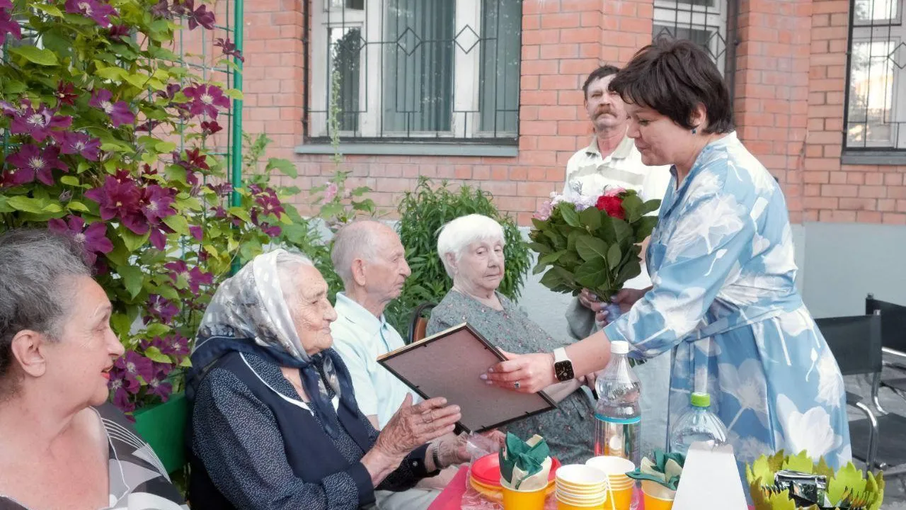 В Красногорске 104-летняя жительница округа почти 25 лет украшает двор цветами