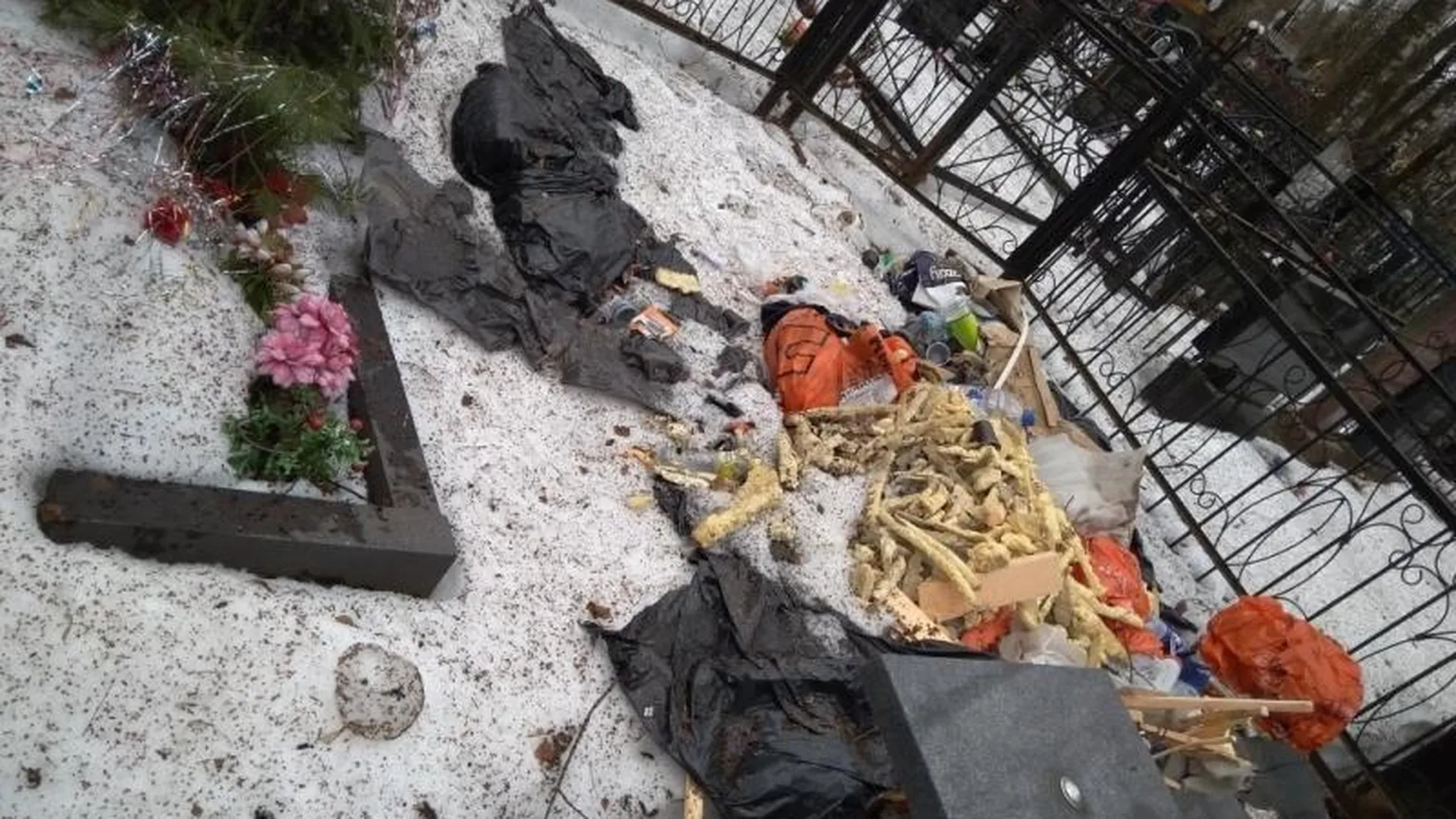 Могилу завалили мусором на кладбище в Раменском