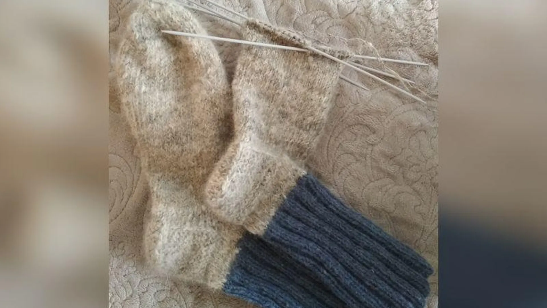 Жительница Тарусы вяжет носки для солдат и учит этому других