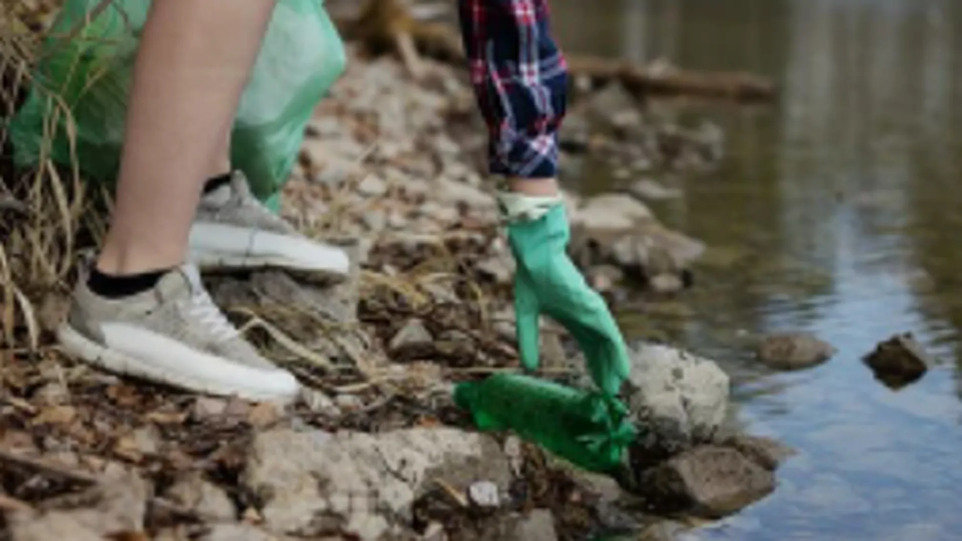 Волонтеры Егорьевска очистили берег реки Люблевка в рамках акции «Вода России»