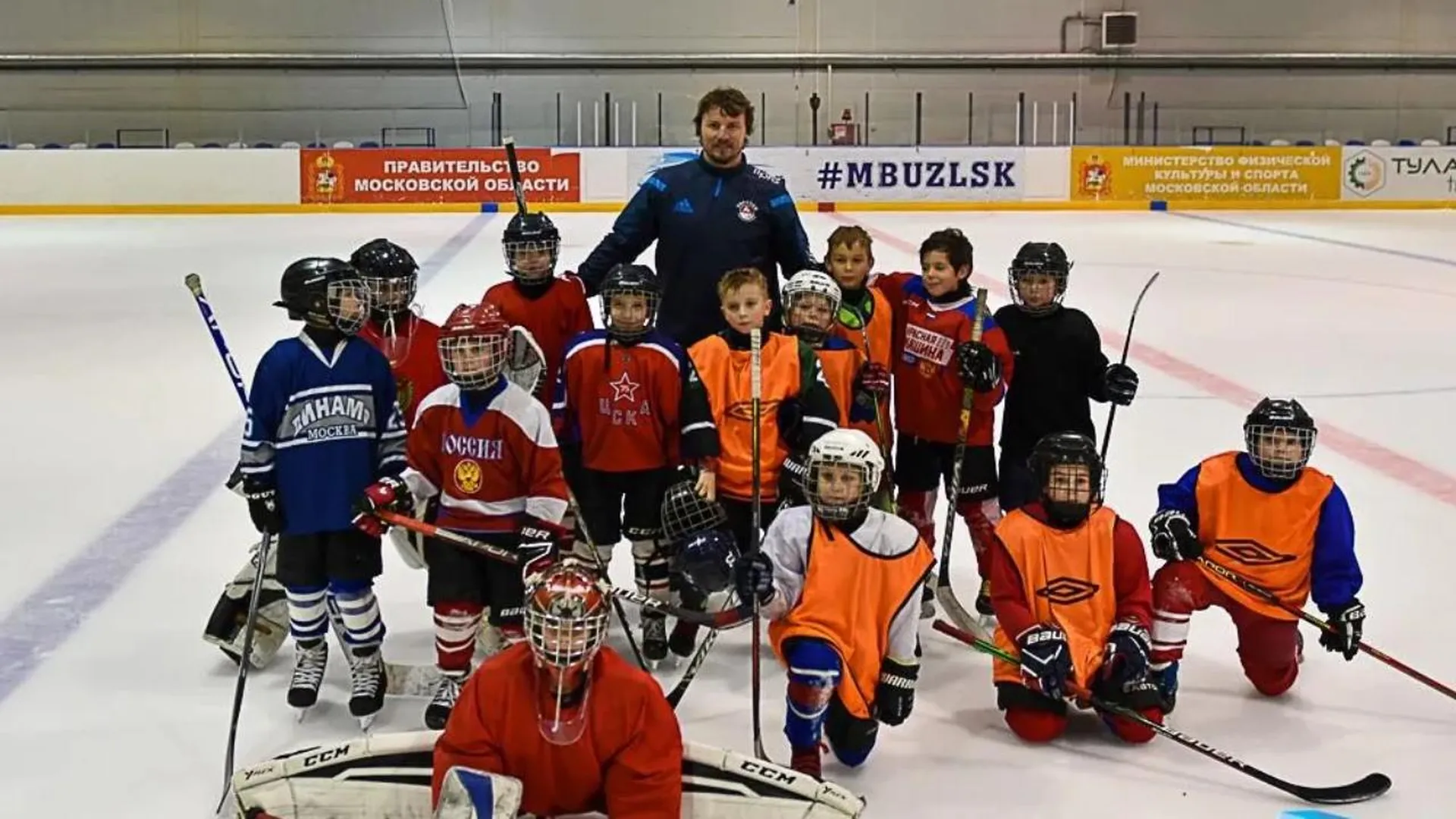 Бывший игрок КХЛ провел тренировку для юных хоккеистов Зарайска