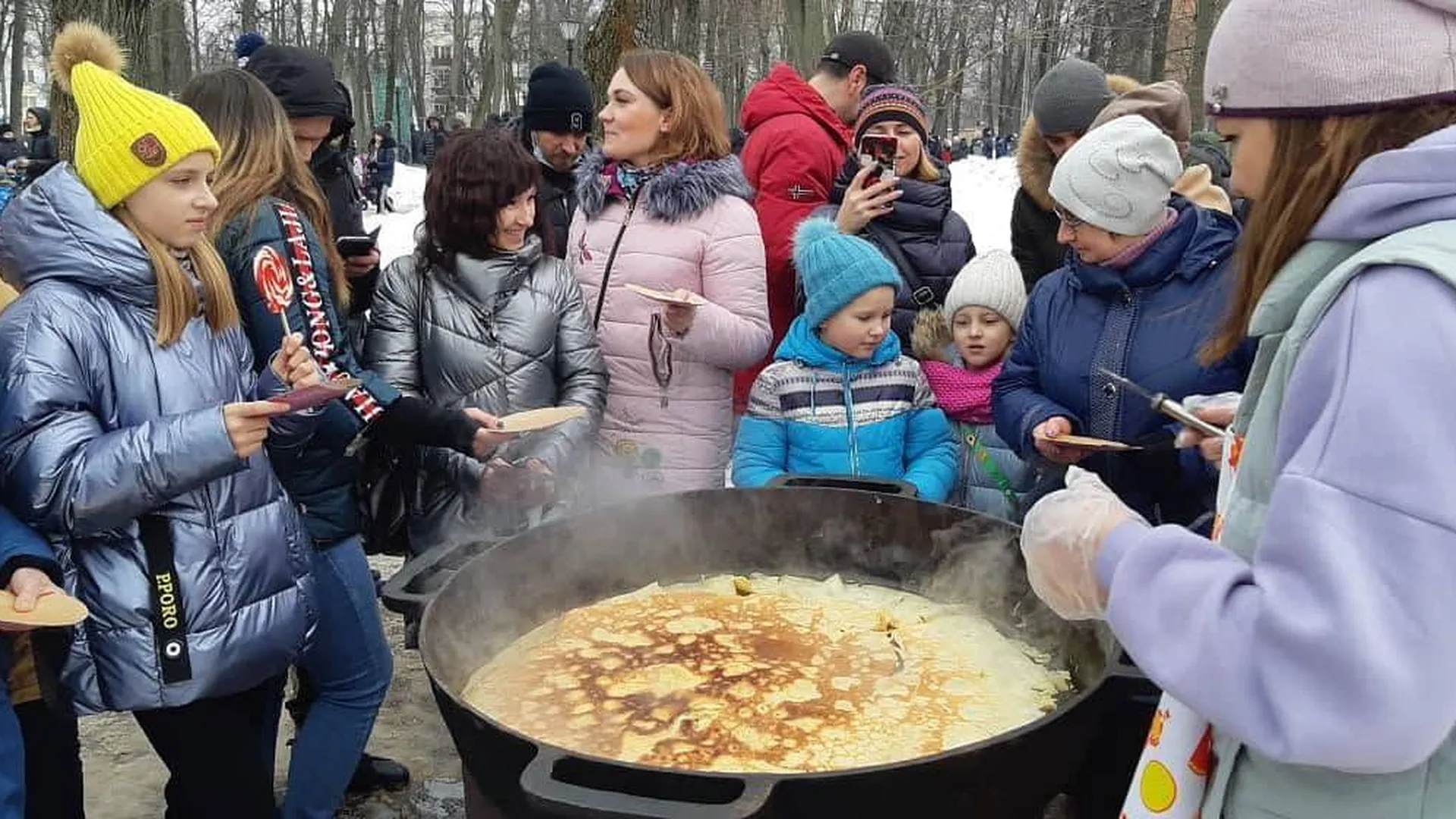 Жителей Подольска на празднике Масленицы угостили огромными блинами