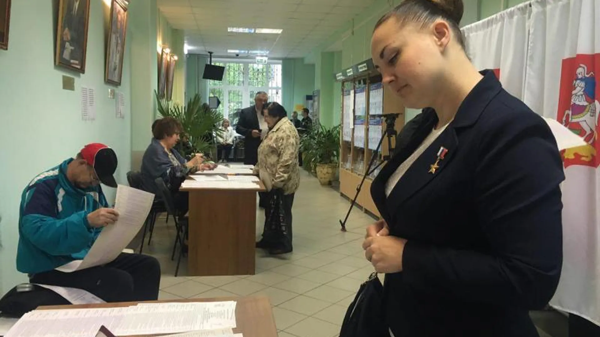 Космонавт Елена Серова проголосовала на праймериз партии «Единая Россия»