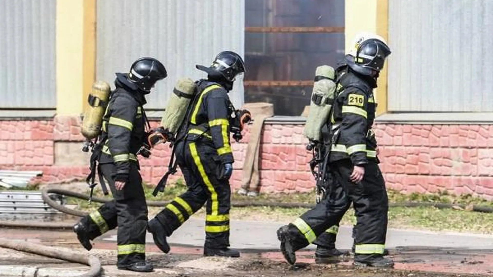 Более 600 человек эвакуировали из задымленного общежития в Москве
