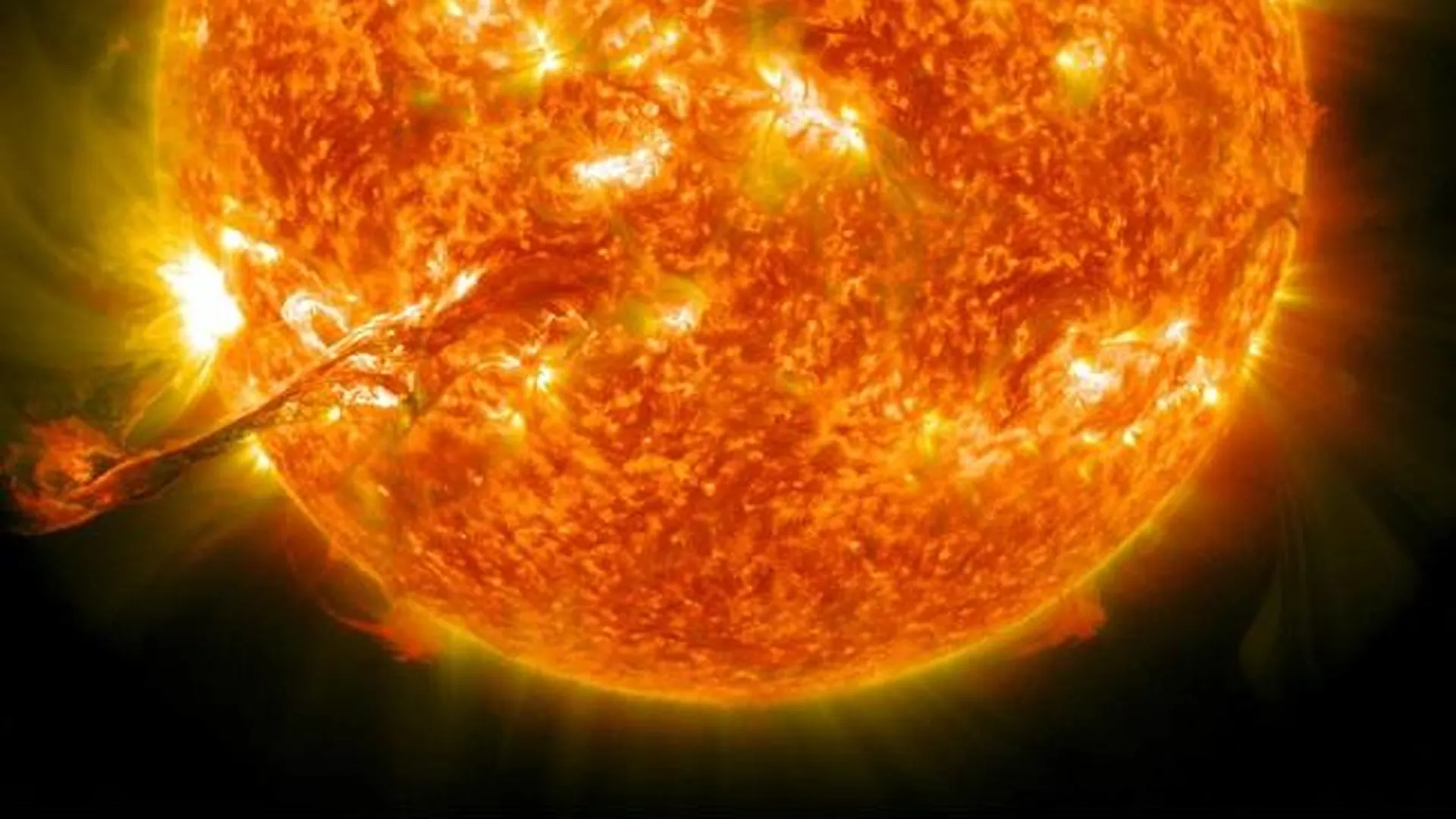 Две вспышки высшего класса активности зарегистрировали на Солнце 5 мая