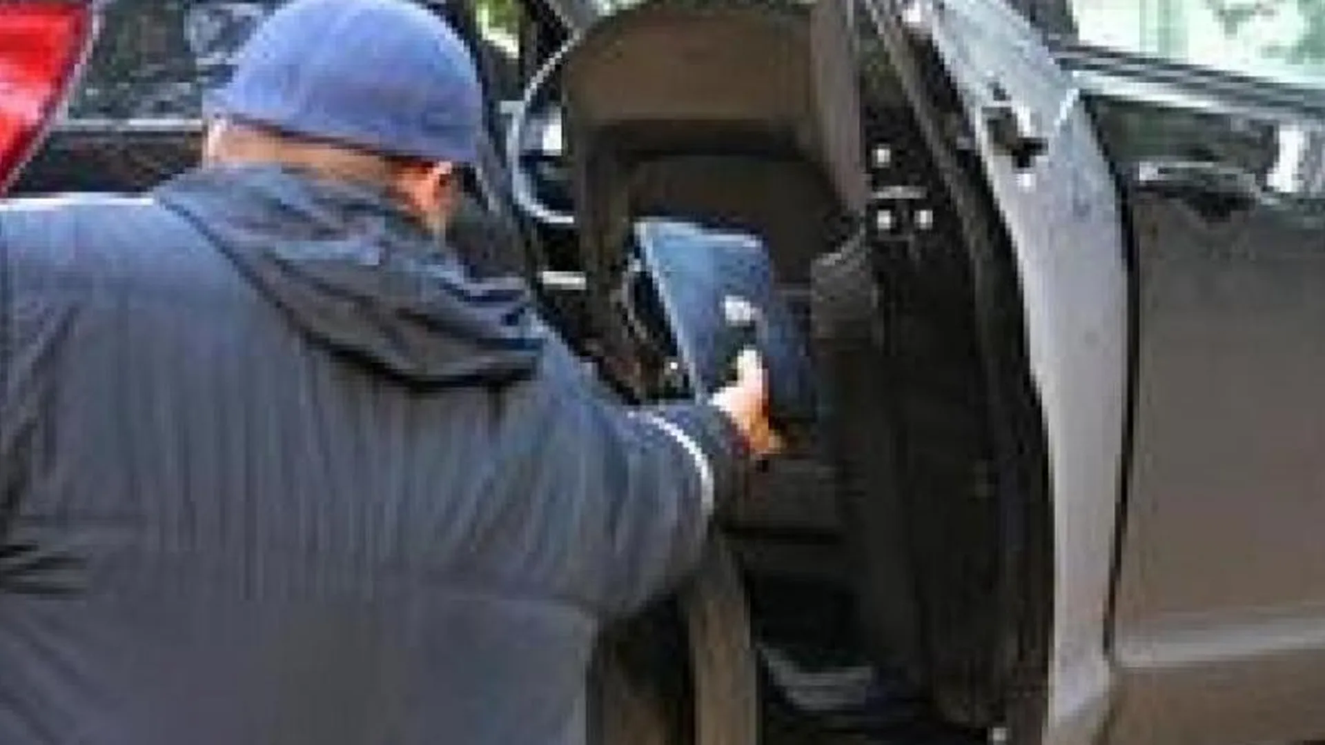 Разбойник, сидевший за сбыт оружия и хранение наркотиков, вскрывал и грабил авто в Коломне