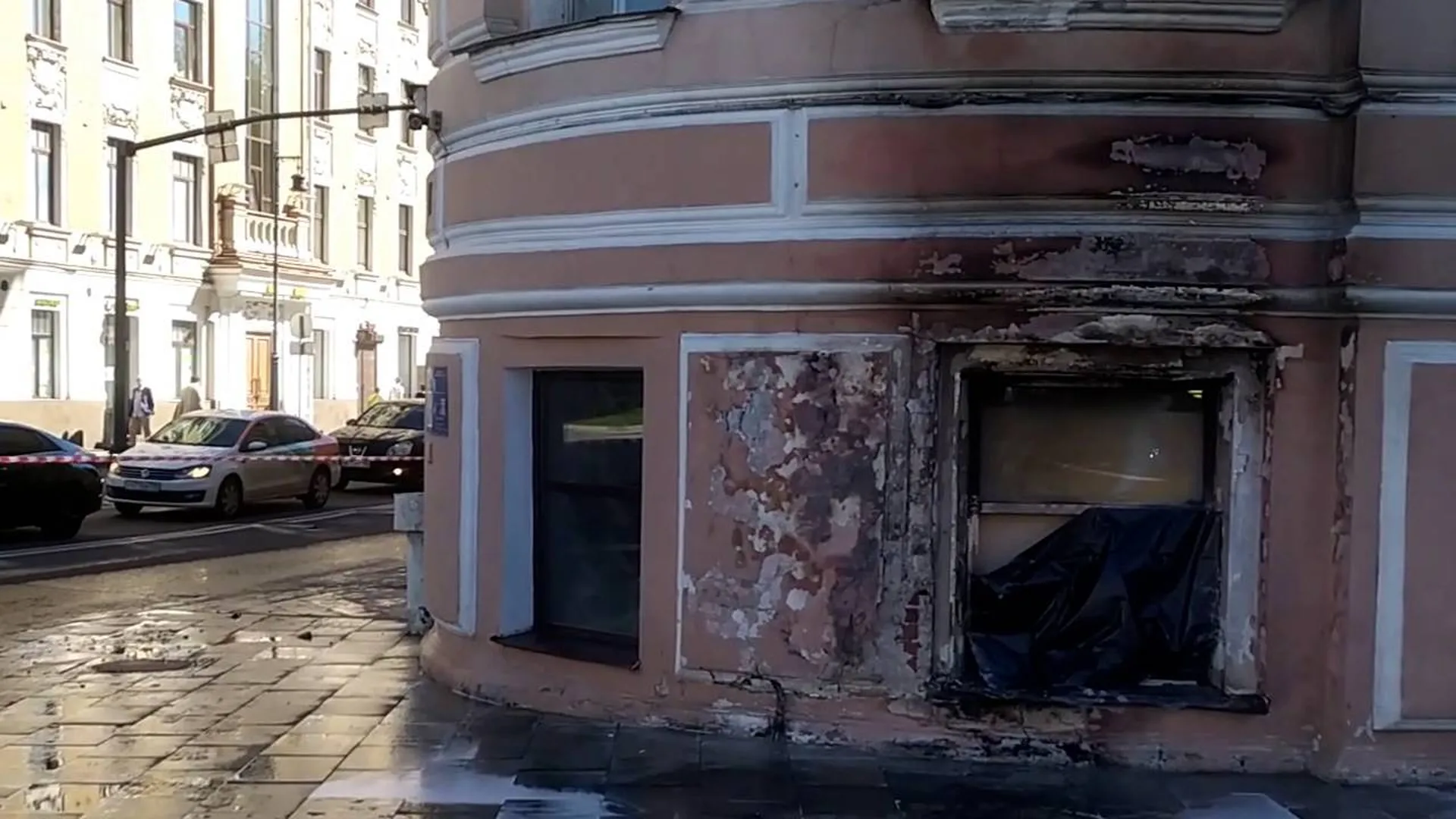 СМИ опубликовали кадры с места ДТП в центре Москвы