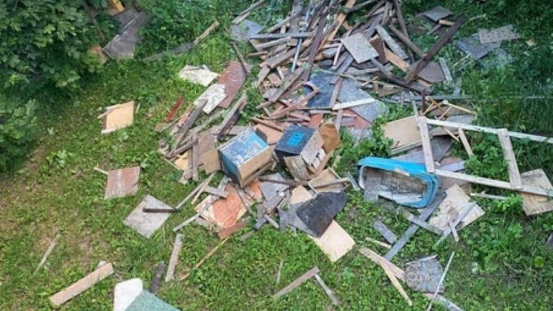 Жители выбросили стройхлам из квартиры прямо под окна соседям в Голицыно
