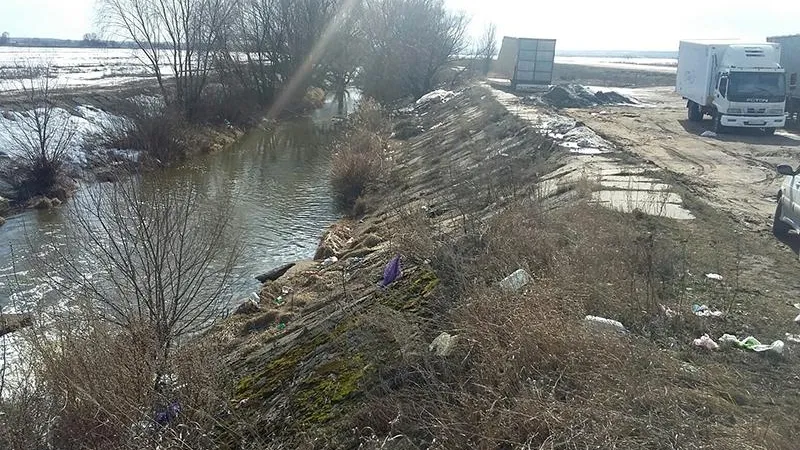Торговцы устроили свалку на берегу реки в Раменском