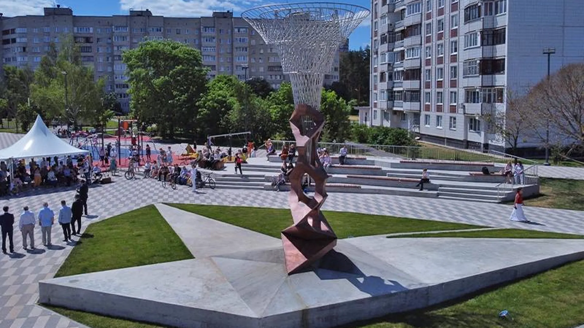 Скульптору удалось передать образ сингулярности новым памятником, открытом в Черноголовке в честь ученого