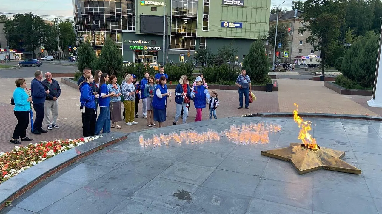 Жители Пушкино возложили цветы к мемориалу в рамках акции памяти и скорби |  360°