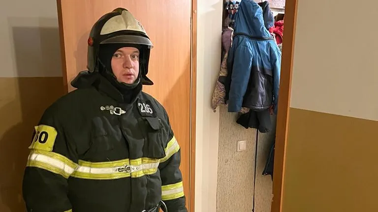 Спасатели освободили из запертой квартиры в Подмосковье двух маленьких детей
