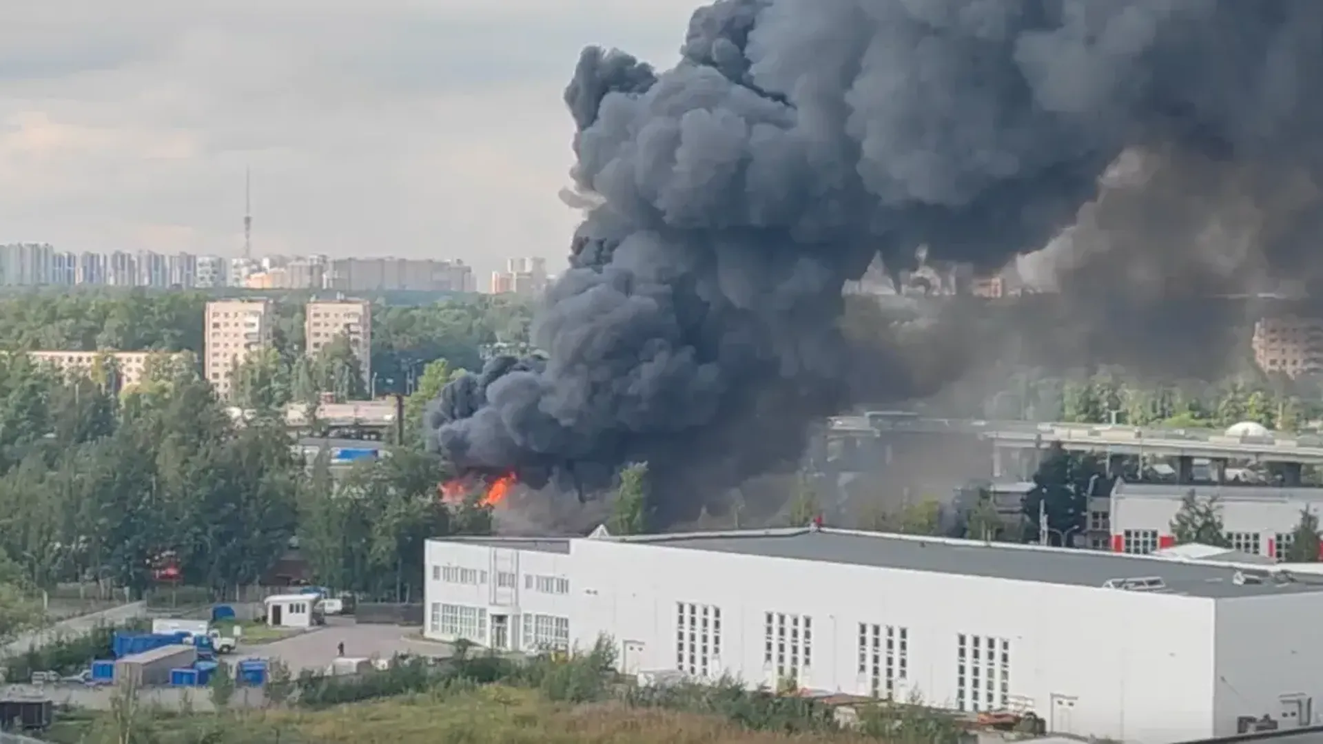 Горело санкт петербург. Пожар в Санкт-Петербурге сейчас. Пожар в Санкт-Петербурге сейчас горит. Пожар на Пискаревском. Пискарёвский 10 пожар.