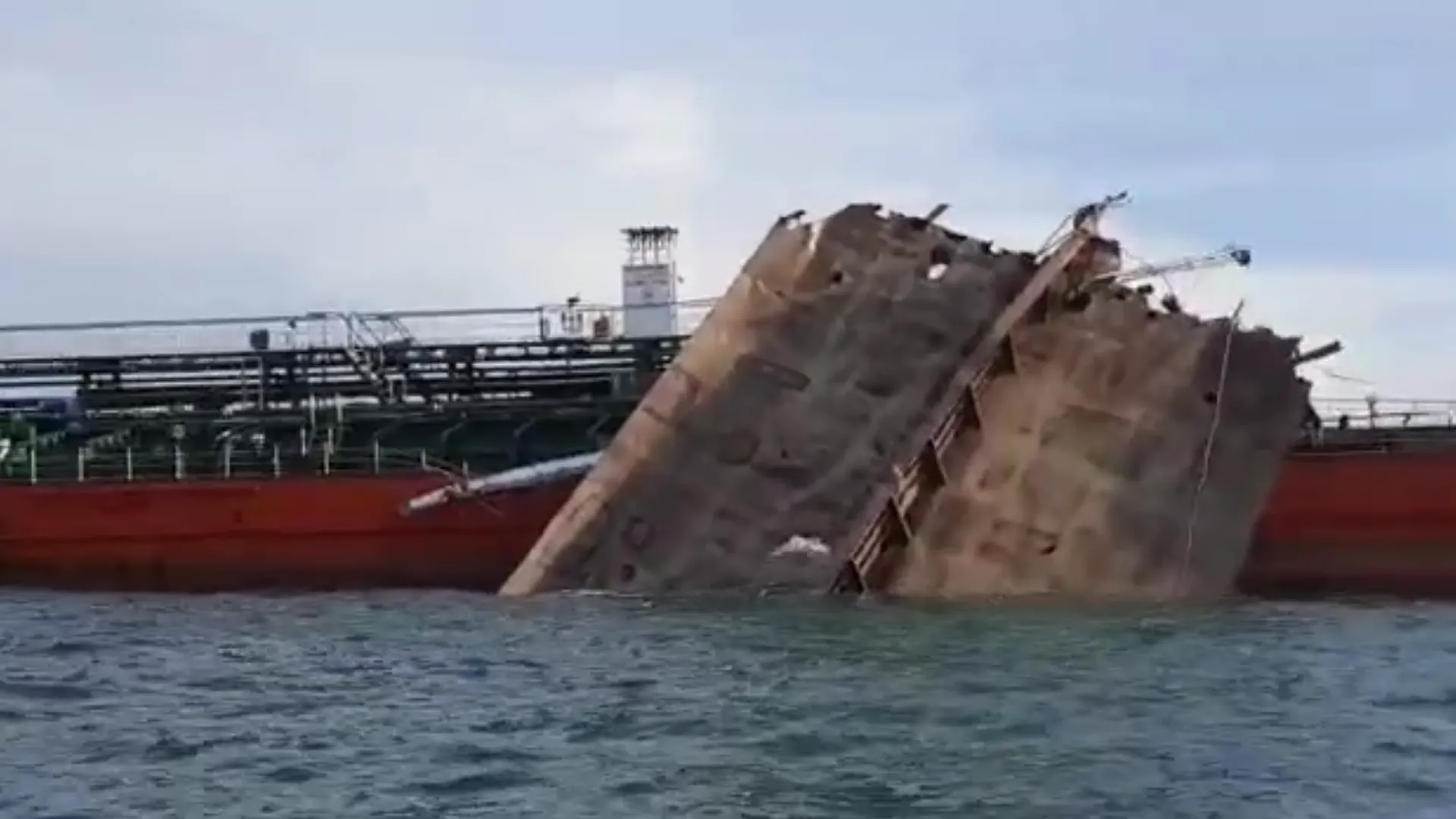 СК возбудил дело после взрыва на танкере в Азовском море