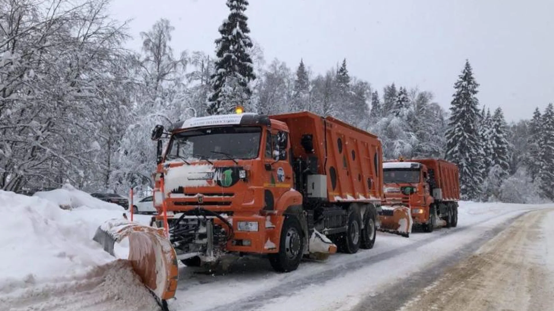 Свыше 1,1 тысячи единиц спецтехники задействовано в уборке снега с дорог Подмосковья