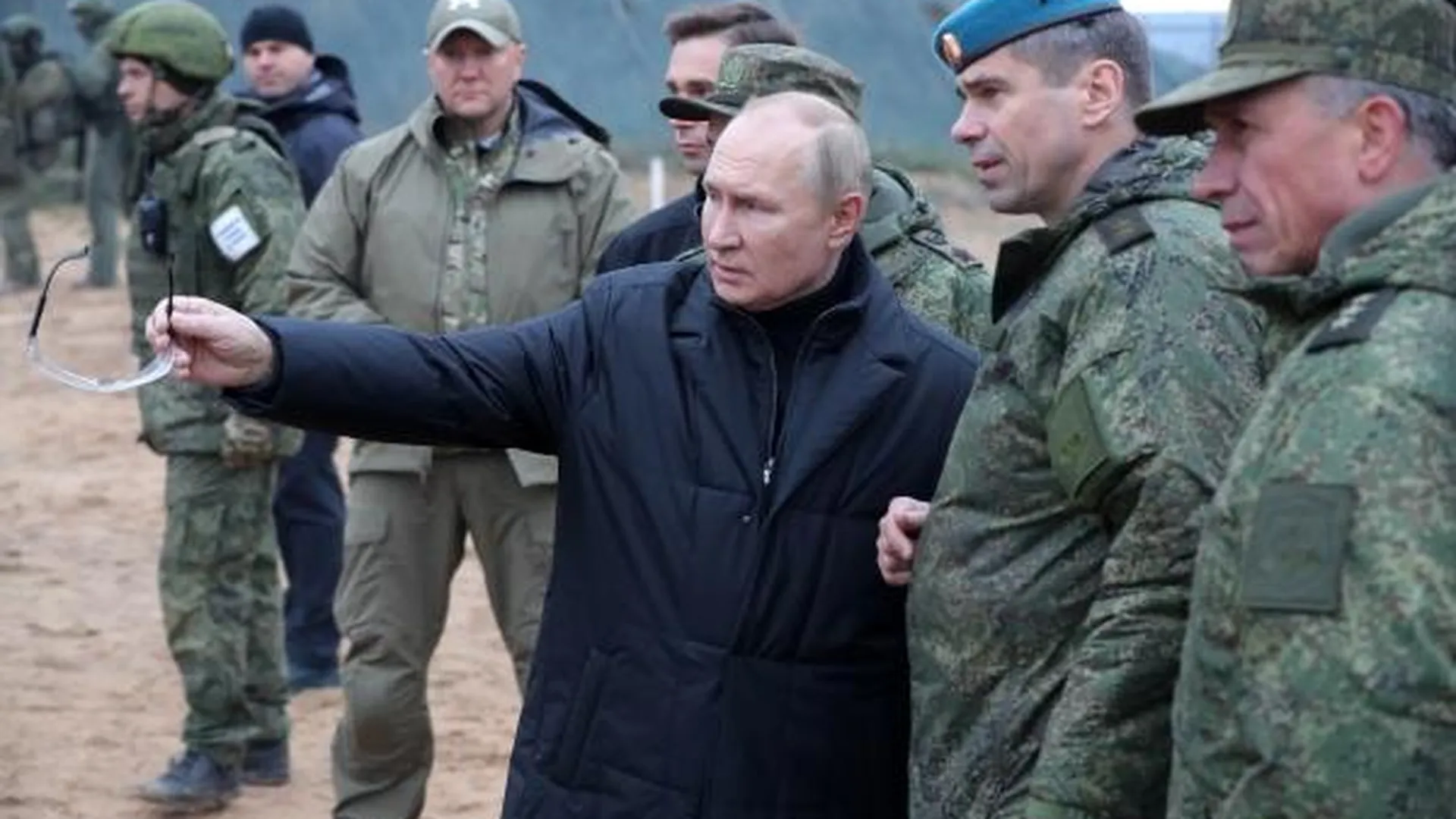 Путин во время посещения военного полигона Западного военного округа в Рязанской области