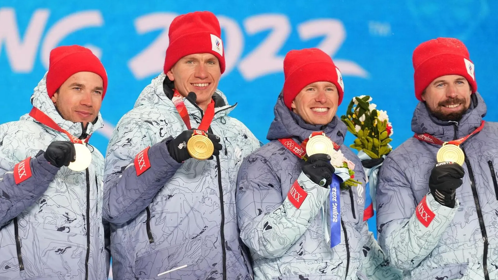 Лыжники сборной России на церемонии награждения на Олимпийских играх 2022 года в КНР