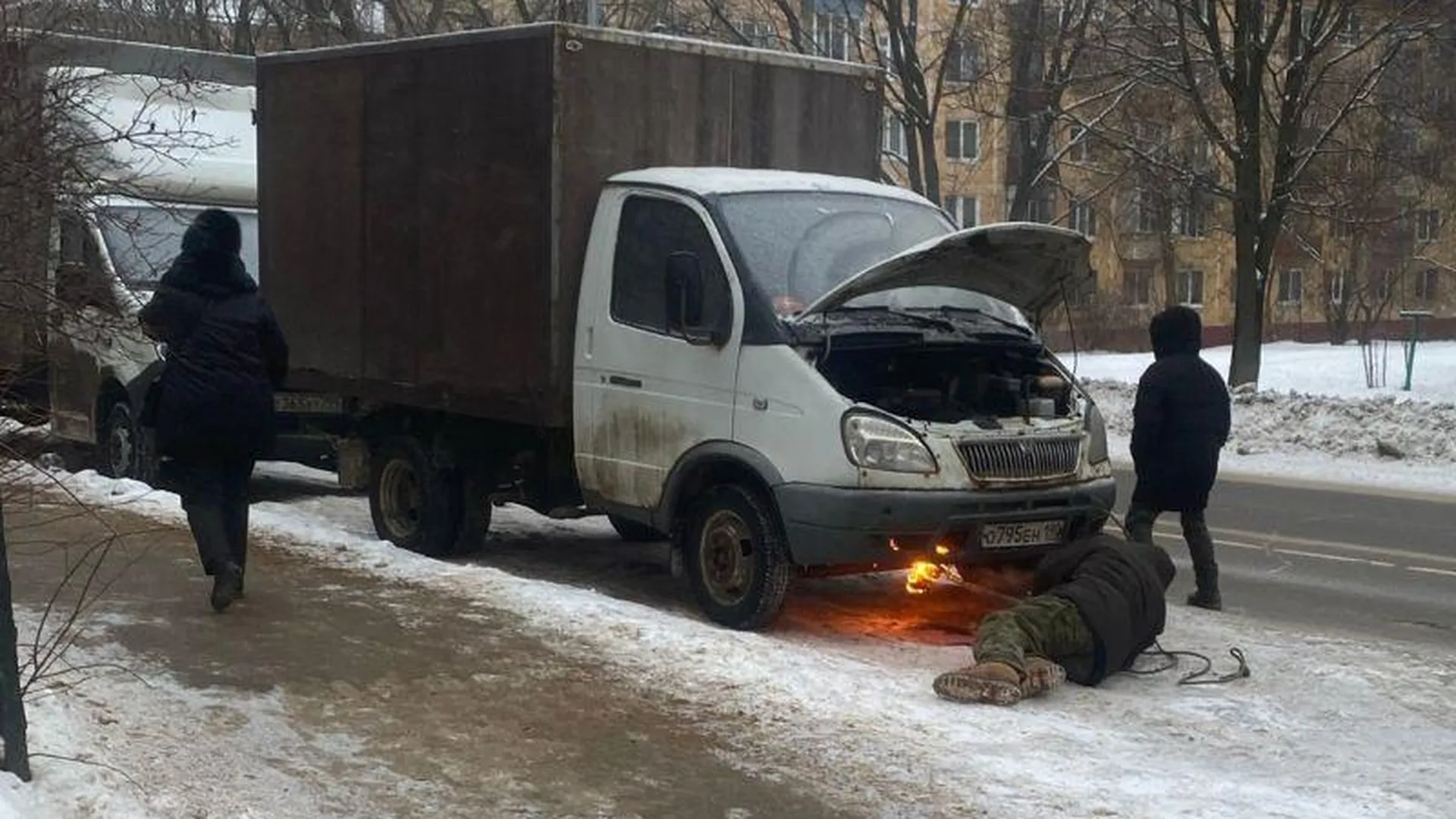 Отогреть автомобиль факелом решил водитель в Домодедово