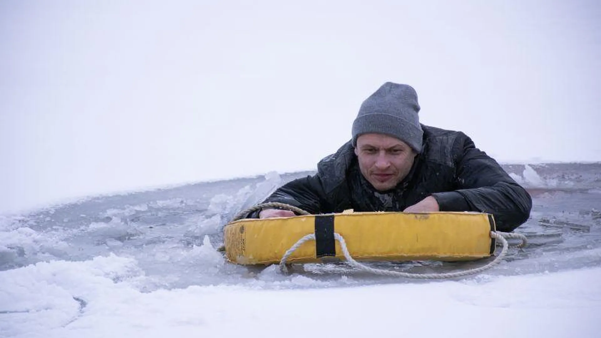 Сотрудники «Мособлпожспаса» провели тренировку по спасению пострадавшего из ледяной полыньи