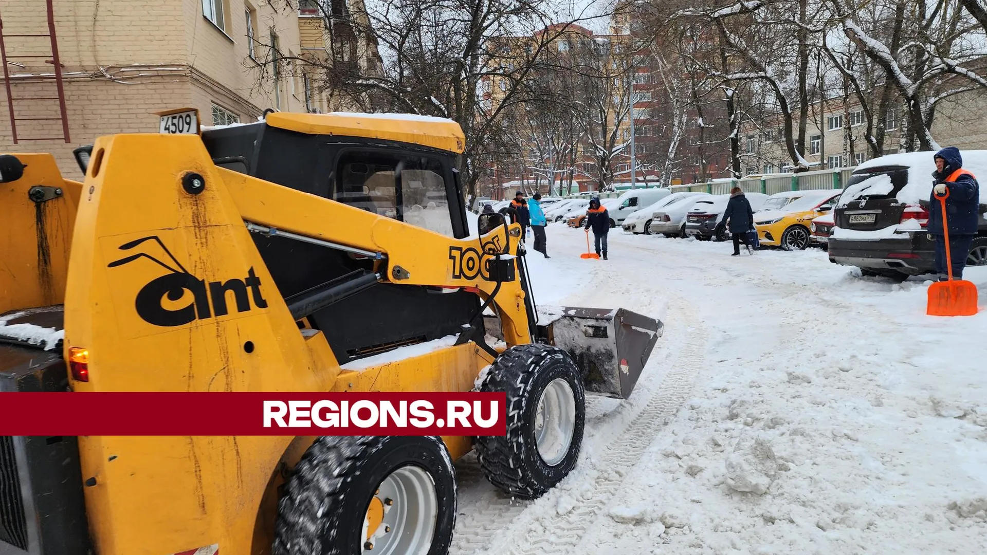 Коммунальщики вышли на улицы Ивантеевки Городского округа Пушкинский для борьбы со снегом