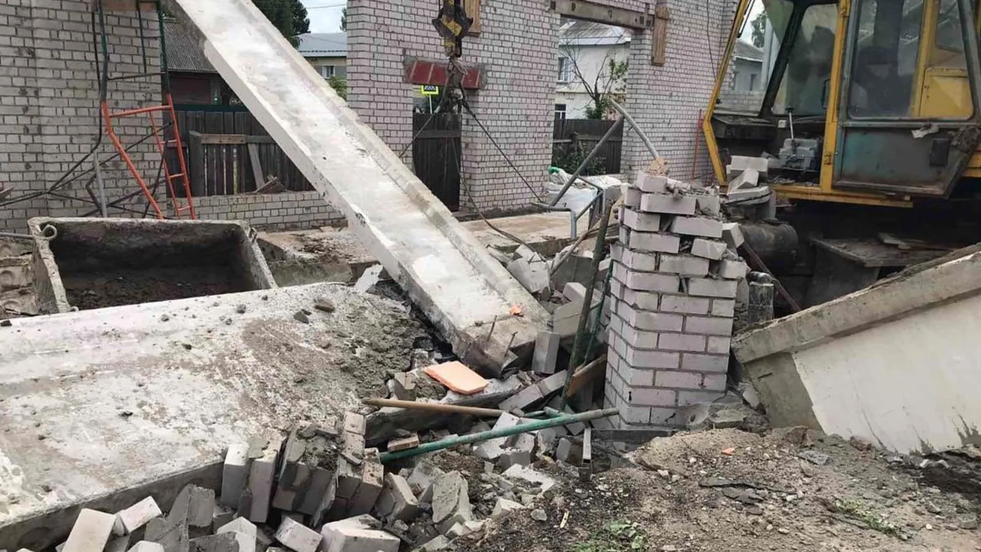 Трое рабочих погибли при обрушении стоящегося ТЦ в Кировской области. Главное