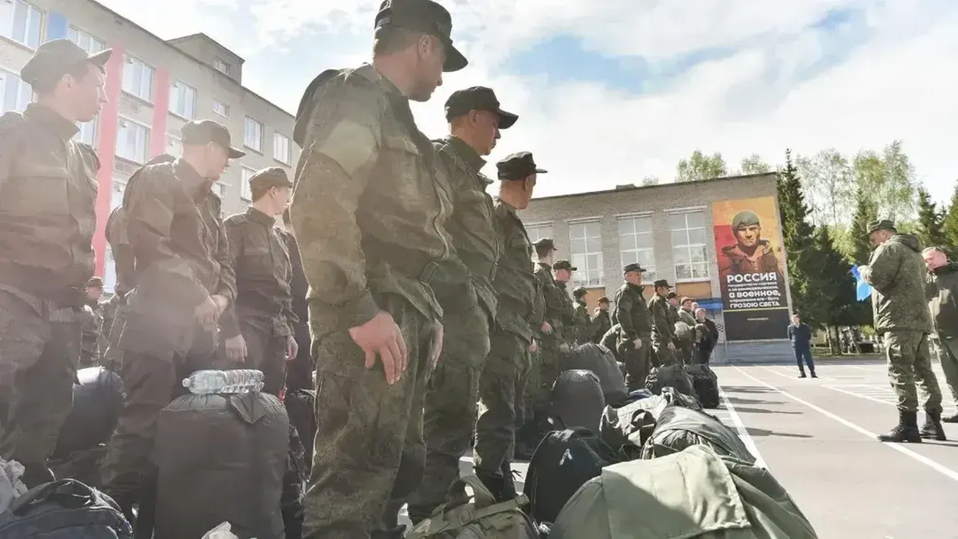 Добровольцы со всей России продолжают обращаться в центр отбора на службу по контракту в Балашихе